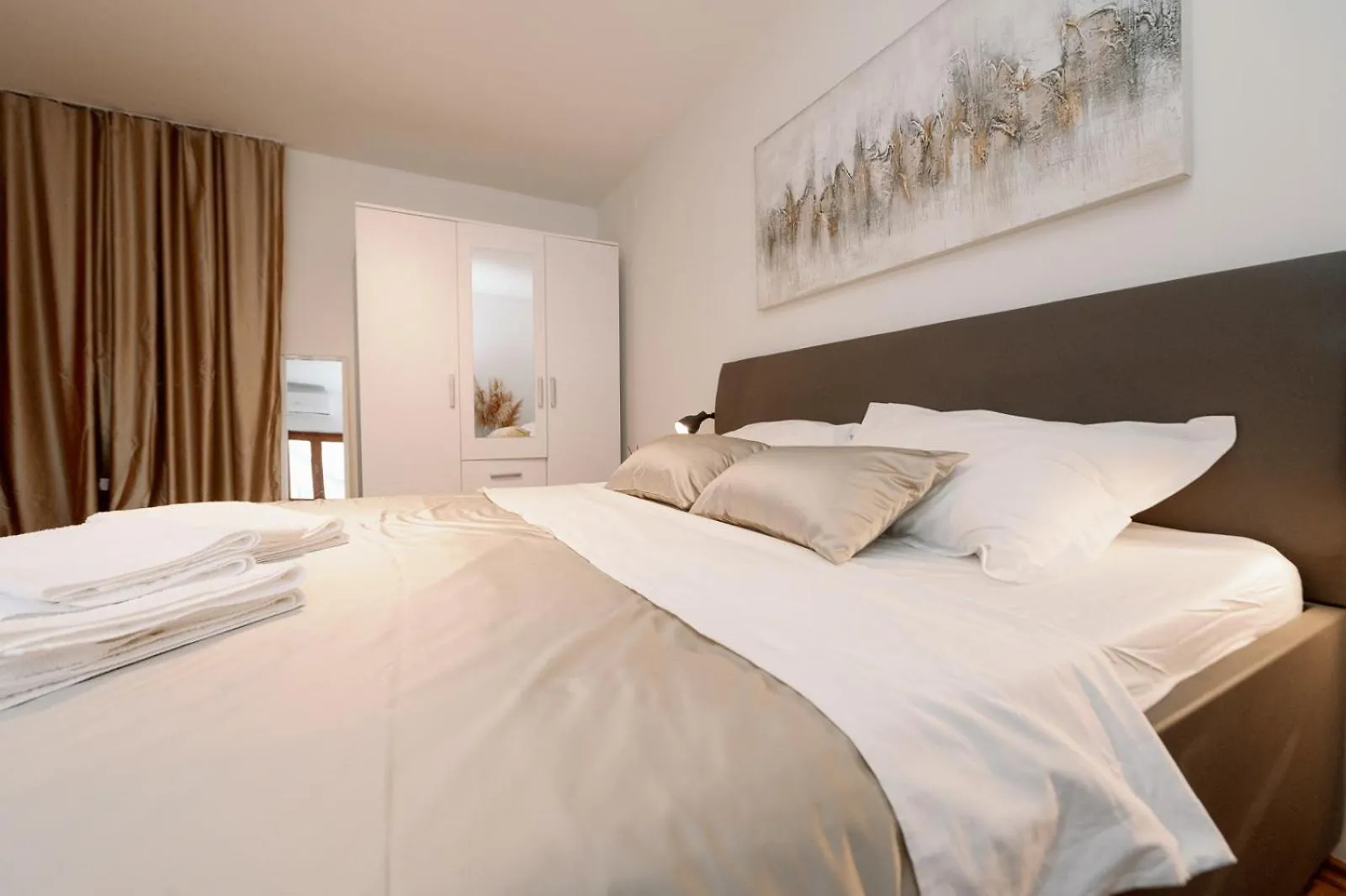 Central In Residence سبليت