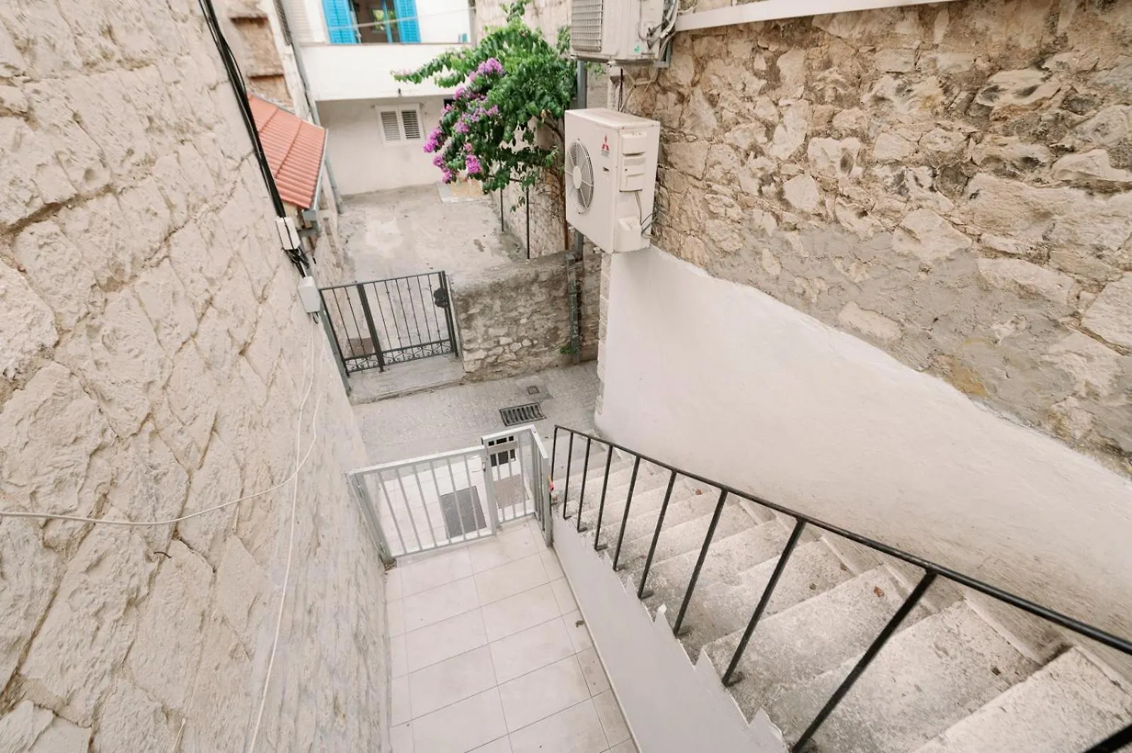 Central In Residence سبليت